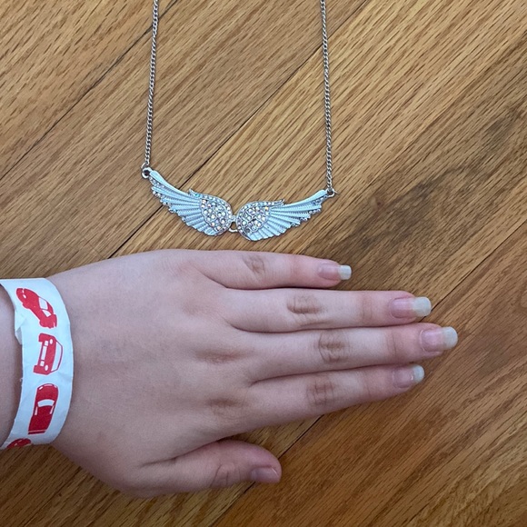 💵3/$20 Bling Wing Necklace - Picture 11 of 11